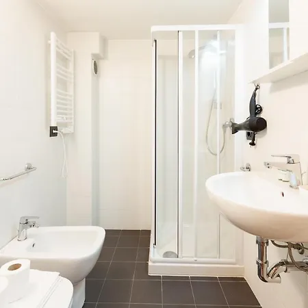 Guesthost - Apts Milano-corso Magenta شقة ميلان