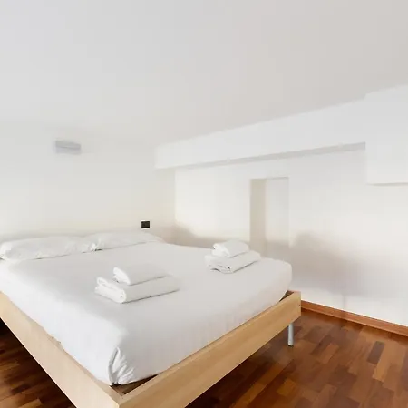 Guesthost - Apts Milano-corso Magenta Daire *